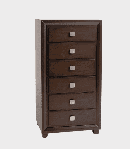 Chiffonier de madera oscura con 7 cajones y tiradores cuadrados de color gris claro. Perfecto para organizar y decorar espacios de hogar o oficina con estilo moderno y funcionalidad.