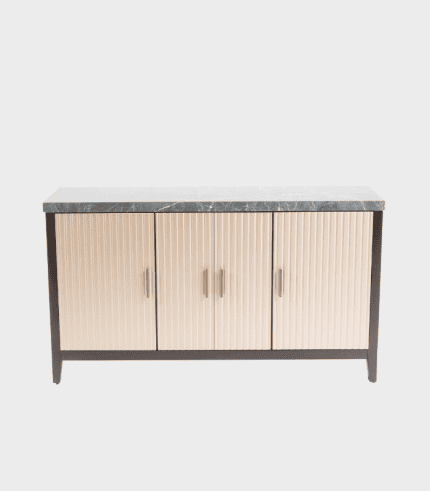 Mueble de almacenamiento con puertas de listón y encimera de mármol, ideal para organización en salones o estudios.
