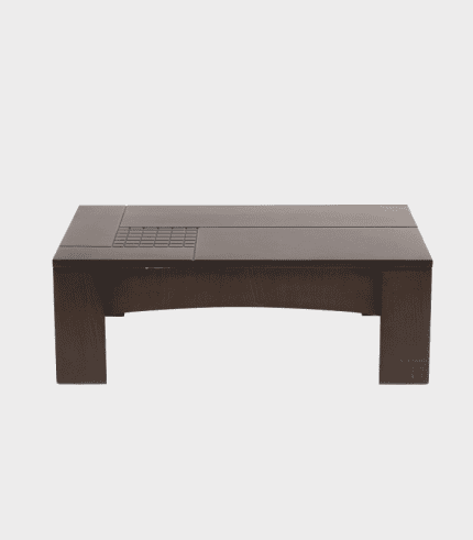 Mesa de madera oscura con superficie amplia y diseño sencillo, ideal para oficina o estudio. Perfecta para colocar en zonas de trabajo o como elemento decorativo en el hogar.