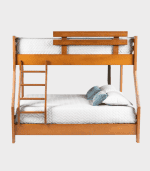 Dormitorio con literas de madera en color natural, incluyendo colchonetas, almohadas y cojines, ideal para habitaciones infantiles o juveniles, combina funcionalidad y decoración.