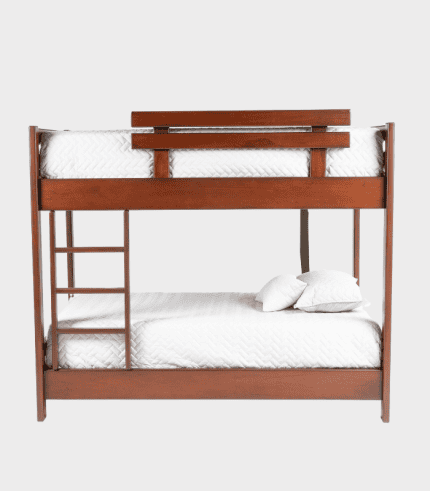 Estructura de cama doble en madera de color marrón con literas, almohadas blancas y escaleras integradas en el diseño.