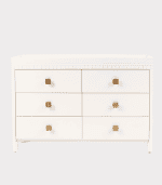 Blanco, mueble de madera con seis cajones y tiradores cuadrados, ideal para decoración y organización en zonas de muebles y escritorios.