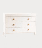 4. Mueble de madera blanco con 6 cajones y tiradores cuadrados en tonos beige y gris, ideal para decorar y organizar espacios modernos y elegantes en el hogar o la oficina.