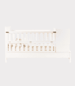 Puerta de pañales de madera blanca con bisagras metálicas, vista frontal, mobiliario infantil, detalles de muebles, decoración moderna para bebé, espacios funcionales para niños, diseño minimalista para cunas, zona muebles infantil, sillones y escritorios en el fondo.