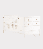 Babysitter cot with drawers in white, ideal for nursery decor and providing a safe sleep space for babies. Pero de guardería blanca, perfecta para decoración de habitación infantil y seguridad.