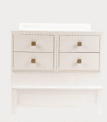 Mueble de madera blanco con cuatro cajones y detalles decorativos en el borde superior, ideal para decoración y organización en habitaciones o despachos.
