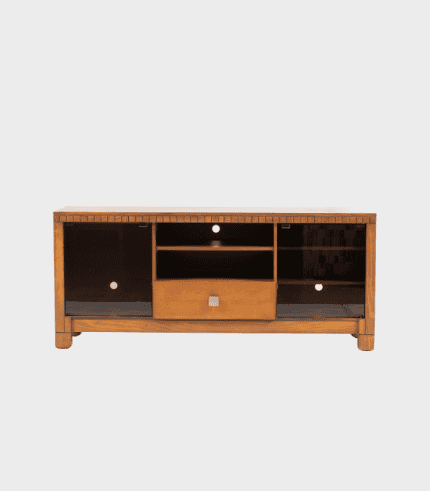 Mueble de madera para televisión con compartimentos abiertos y cajón, ideal para decoración y organización en salones modernos.