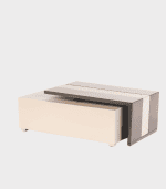 Moderno y elegante conjunto de mesas y estanterías de madera en tonos neutros, ideal para oficinas y espacios de trabajo bien decorados.