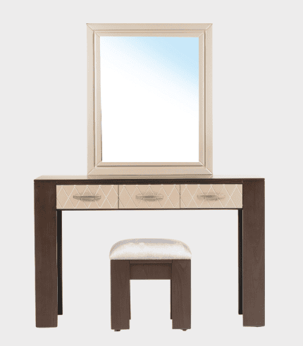 Escritorio de madera con tres cajones decorativos y un espejo grande en la pared, acompañado de un taburete con asiento acolchado, ideal para decorar zonas de muebles y decoración.