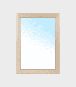 Espejo de madera con marco beige, ideal para decorar espacios y complementar muebles en zonas de estar y oficinas.