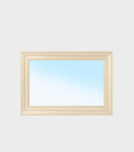 Espejo de marco en color madera clara, ideal para decorar y ampliar espacios en la sala o habitación. Diseño clásico y elegante, perfecto para complementar muebles y decoración.