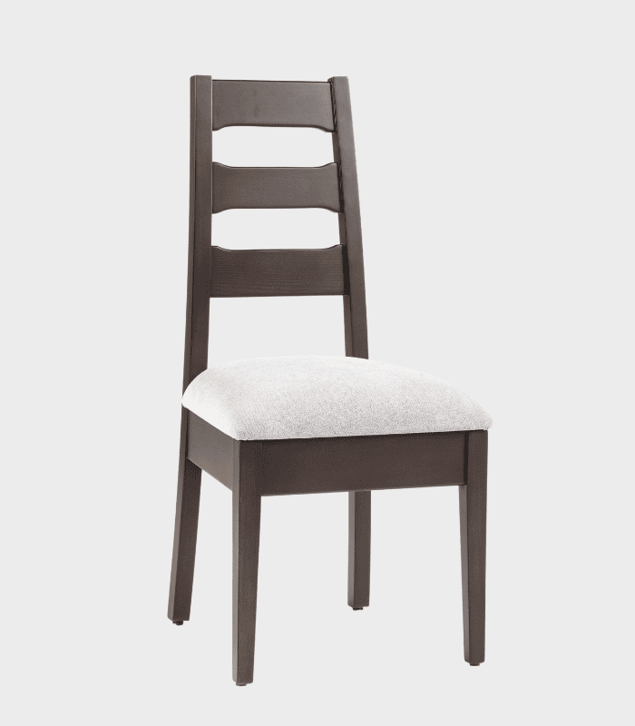 Muebles de madera con asiento acolchado y respaldo de barras horizontales, ideal para comedor o estudio.