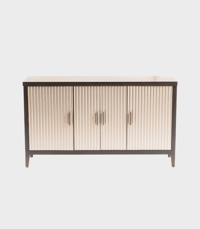 Moderno mueble de almacenamiento con puertas de listones en color beige y estructura en color oscuro, ideal para decorar y organizar espacios en el hogar u oficina.