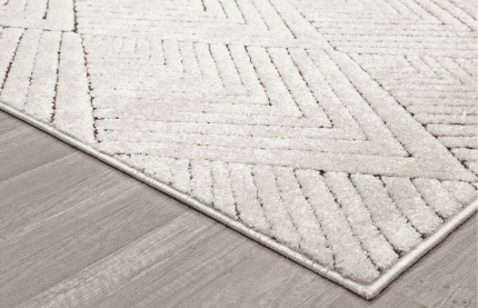Suelo de madera con alfombra beige con patrones geométricos, ideal para decorar y dar calidez a cualquier espacio del hogar u oficina.