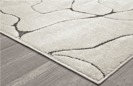 Suelo de madera con alfombra beige y diseño floral en tonos oscuros, ideal para ambientes modernos y acogedores.