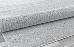 Suelo de alfombra gris con patrones decorativos, ideal para decorar espacios elegantes y confortables en hogares u oficinas.