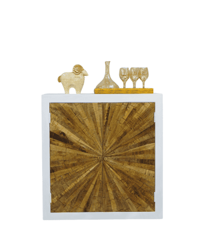 Mueble de madera con diseño geométrico, decorado con objetos artesanales y de vidrio en la parte superior.