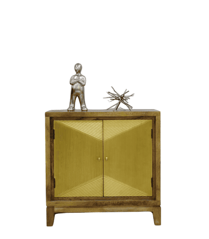 Joven de pie de estilo moderno en cerámica metálica y una escultura de ramas en una mesa de madera con puertas amarillas.