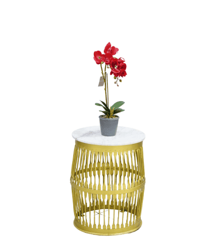Jarrón con planta de orquídea en mesa auxiliar de mimbre y encimera de mármol Blanco, decorativa y moderna para zona de muebles, sillones o decoración.