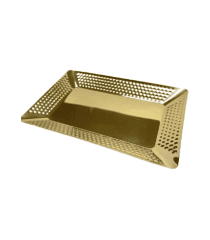 Pantalla de aluminio para organizar objetos o papelería, con un diseño perforado en los bordes y superficie lisa en el centro, ideal para oficina o escritorio.
