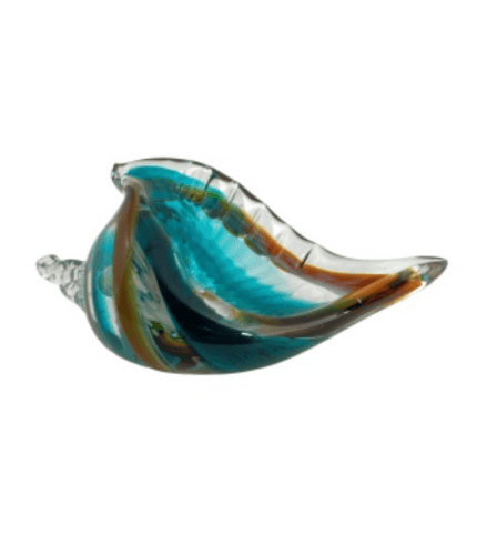 Colorido jarrón de cristal con diseño ondulado en tonos azules, marrones y transparentes. Perfecto para decorar espacios elegantes y modernos.
