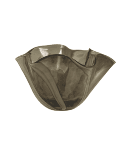 Vaso decorativo de vidrio con diseño ondulado en tonos metálicos, ideal para decorar salones, escritorios o mesas de centro en hogares modernos y elegantes.