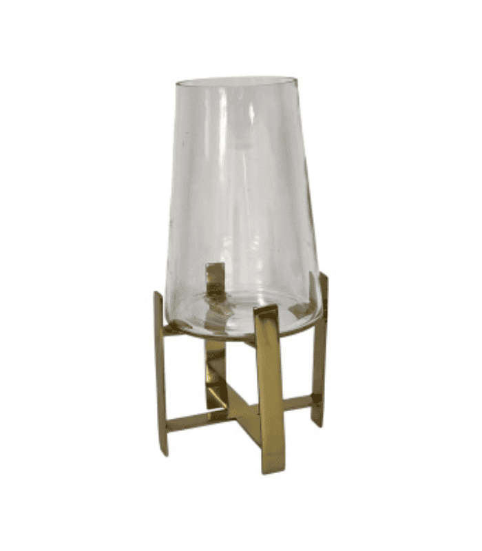 Diseño sin título (44) Vaso de vidrio con soporte metálico dorado, ideal para decoración y ambientes elegantes.