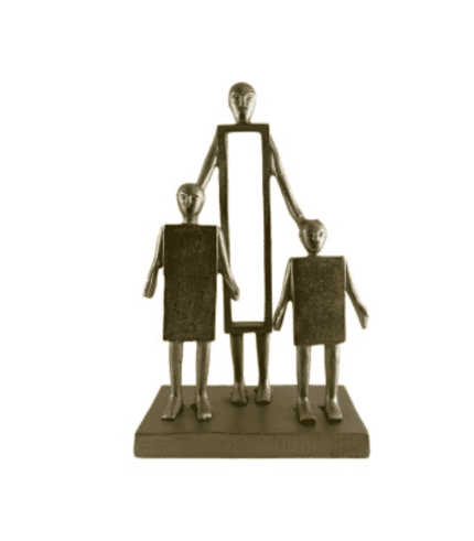 Artesanía decorativa de figuras humanas con cabezas de madera y cuerpos de bloques, representando un grupo de personas. Decoración moderna para espacios de hogar o oficina.