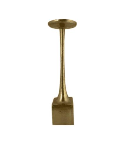 Jarrón decorativo dorado con base cuadrada, ideal para muebles y decoración de interiores en zonas modernas y elegantes. Perfecto para complementar sillones y escritorios.