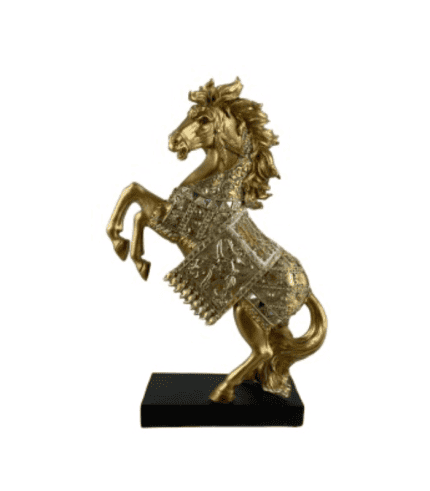 Relévo de un caballo dorado con armadura decorativa y melena al viento, en una base negra, destinado a la decoración elegante y lujosa del hogar o la oficina.