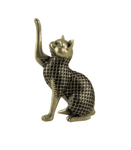 Gato decorativo dorado con malla en el cuerpo y acabado brillante, ideal para decorar espacios modernos y elegantes en casa u oficina.