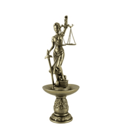 Escultura de la Justicia en tonos dorados, con balanza y espada, en una base decorativa elegante. Ideal para decoración de oficinas o salas de justicia.