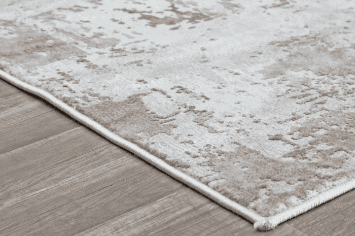 Suelo de madera con alfombra beige y detalles en estilo clásico.