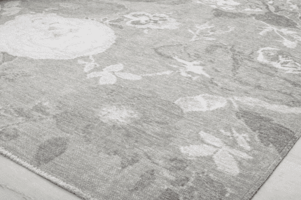 Suelo con alfombra decorativa en tonos grises y beige, ideal para decorar espacios con estilo y comodidad. Perfecta para complementar muebles, escritorios y sillones en cualquier ambiente del hogar o oficina.