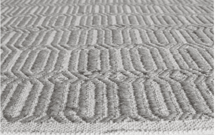 Piso con patrón geométrico en tonos gris claro y beige.