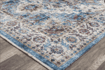 Alto text: Alfombra decorativa con patrón clásico en tonos azules, beige y marrón, ideal para salas y comedores.