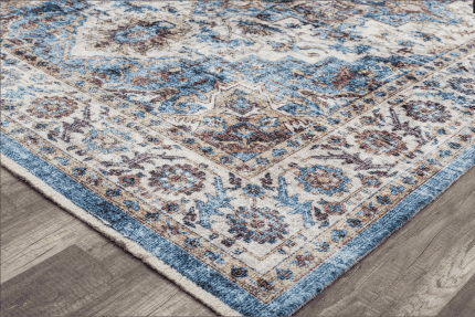 Alto text: Alfombra decorativa con patrón clásico en tonos azules, beige y marrón, ideal para salas y comedores.