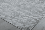 Suelo de alfombra gris con textura suave y diseño moderno, ideal para decorar y complementar ambientes de sala o oficina. Perfecto para espacios que buscan confort y estilo.