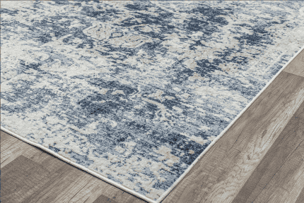 Amplia alfombra en tonos azules y beige con diseño vintage, colocada sobre un suelo de madera clara, perfecta para complementar la decoración de cualquier espacio.
