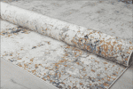 Suelo de alfombra moderna con tonos grises, blancos, azules y naranjas, ideal para decorar salas y oficinas.