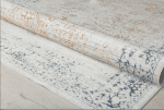 Bucle de alfombra con diseño clásico en tonos beige, gris y naranja, mostrando detalles y textura en un ambiente interior elegante y acogedor.