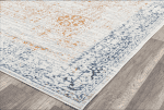 Alto texto: Alfombra de estilo vintage con detalles en azul y naranja, perfecta para decorar espacios con elegancia y comodidad en zonas de muebles y decoración.