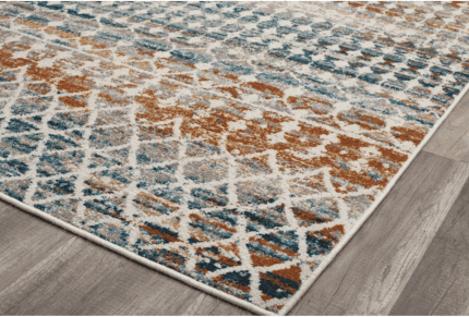 Colorido tapete de estilo moderno con patrones geométricos en tonos naranjas, azules, gris y beige, ideal para decorar espacios elegantes y acogedores.