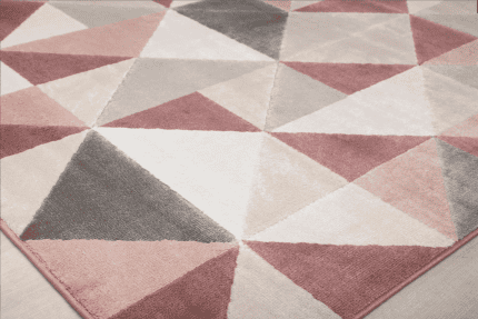 Tapete decorativo en tonos rosa, gris y beige con patrón geométrico de triángulos; ideal para complementar la decoración de salones y oficinas.