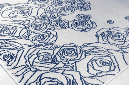 Rugido azul con diseño de rosas, material suave y duradero, ideal para decorar salas o dormitorios, combina con muebles modernos y clásicos.