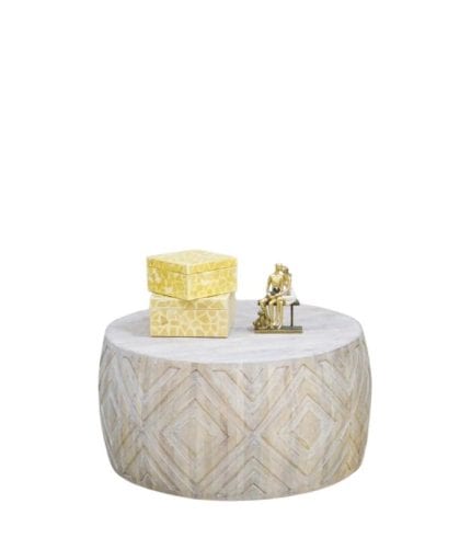 Suelo de madera clara con patrón geométrico, decorado con cajas amarillas y una figura dorada, ideal para salón o despacho.