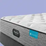 Colchón con etiqueta de Seaqual y marca Beautyrest, cercanía a la decoración y mobiliario moderna, ideal para dormitorios confortables.