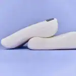 Suela ortopédica blanca para calzado, diseñada para ofrecer comodidad y soporte en zapatos, perfecta para personas con problemas en los pies o que buscan mejorar su postura.