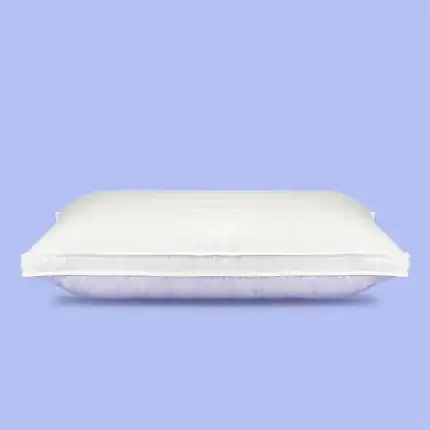 Almohada blanca en fondo azul cielo.