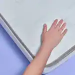 Suelo detectar que esta imagen muestra la superficie de un colchón o mueble tapizado con un patrón decorativo, ligado a mobiliario para el hogar u oficina.